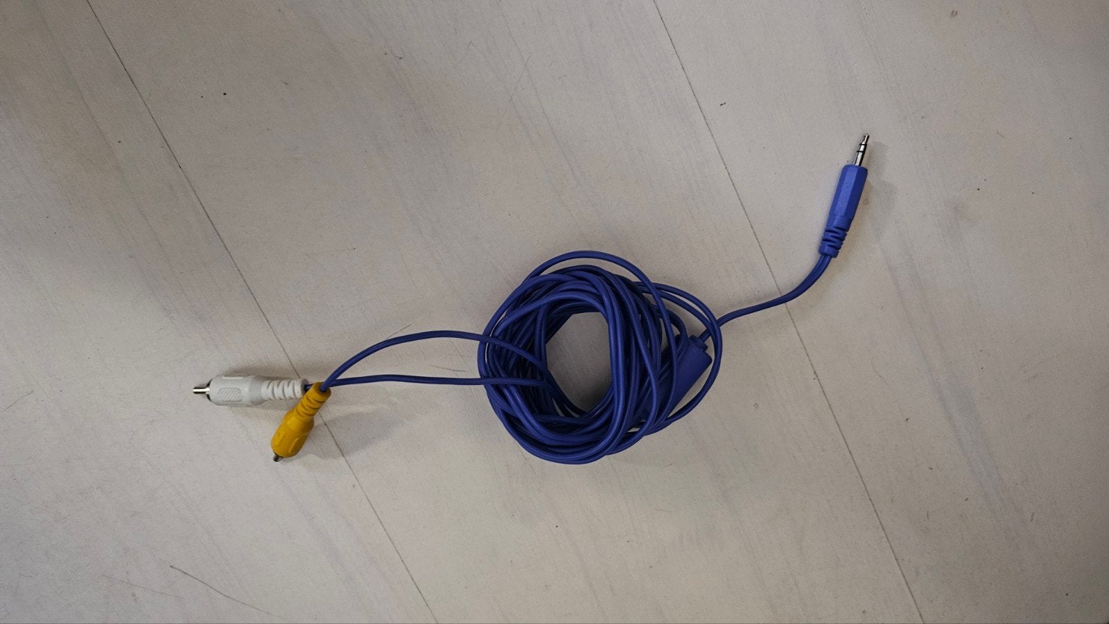 Blauwe AV-kabel 3,5 mm mini-jack naar 2x RCA (cinch), Ophalen of Verzenden, Gebruikt, Minder dan 2 meter, Overige kabels