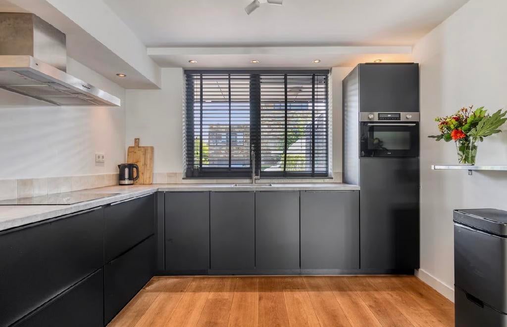 Complete keuken met inbouwapparatuur (excl. koelkast), Huis en Inrichting, Keuken | Complete keukens, Gebruikt, Hoekkeuken, Zwart