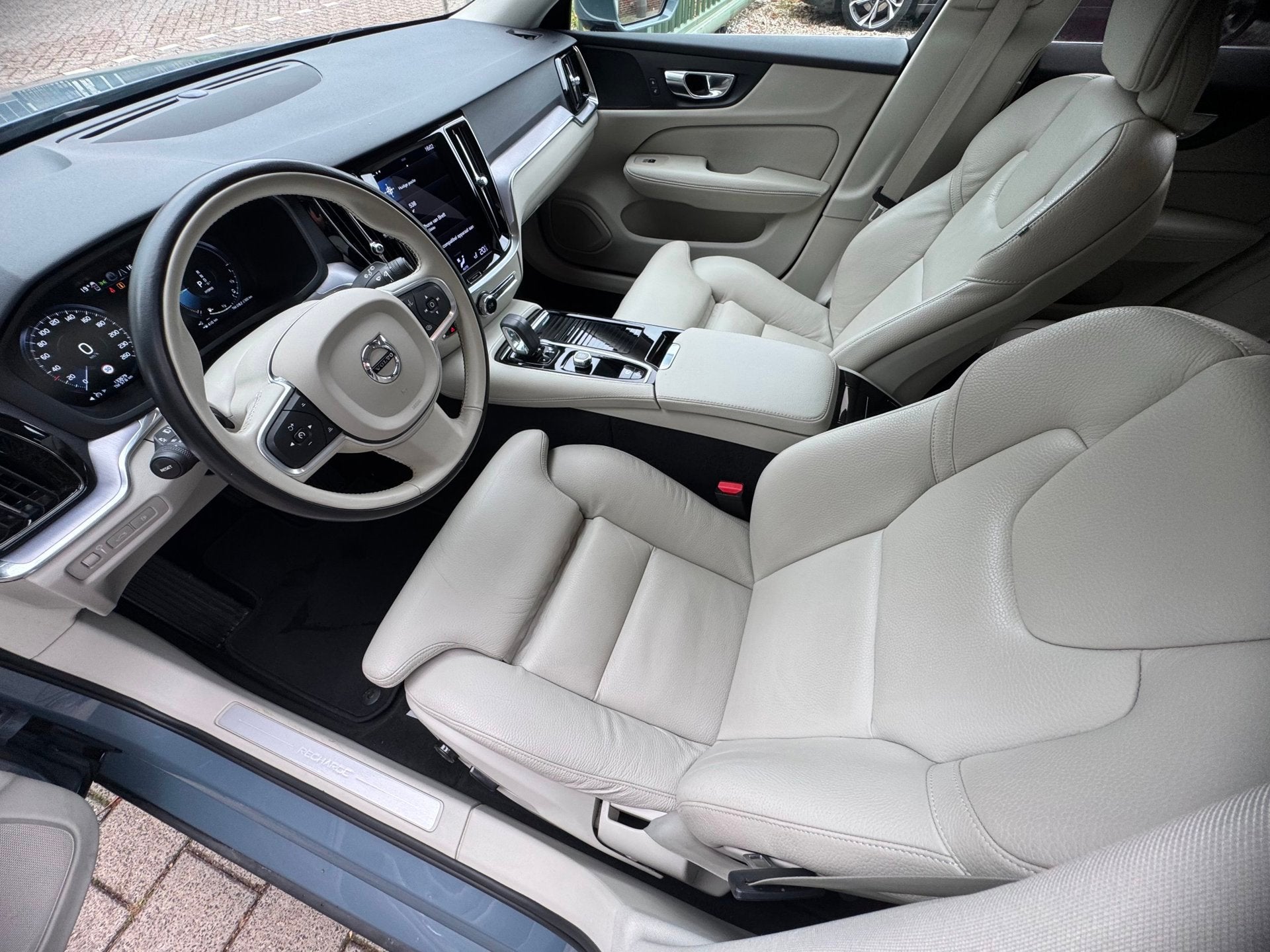 Volvo V60 2.0 T6 Recharge AWD Inscription|trekhaak|leer|stoe, Automaat, Gebruikt, 4 cilinders, 340 pk