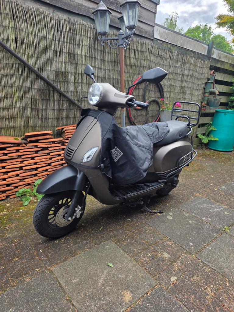 Vespa Look scooter 2021 geel kenteken! 3000km! (Riva zip), Ophalen, Benzine, People S