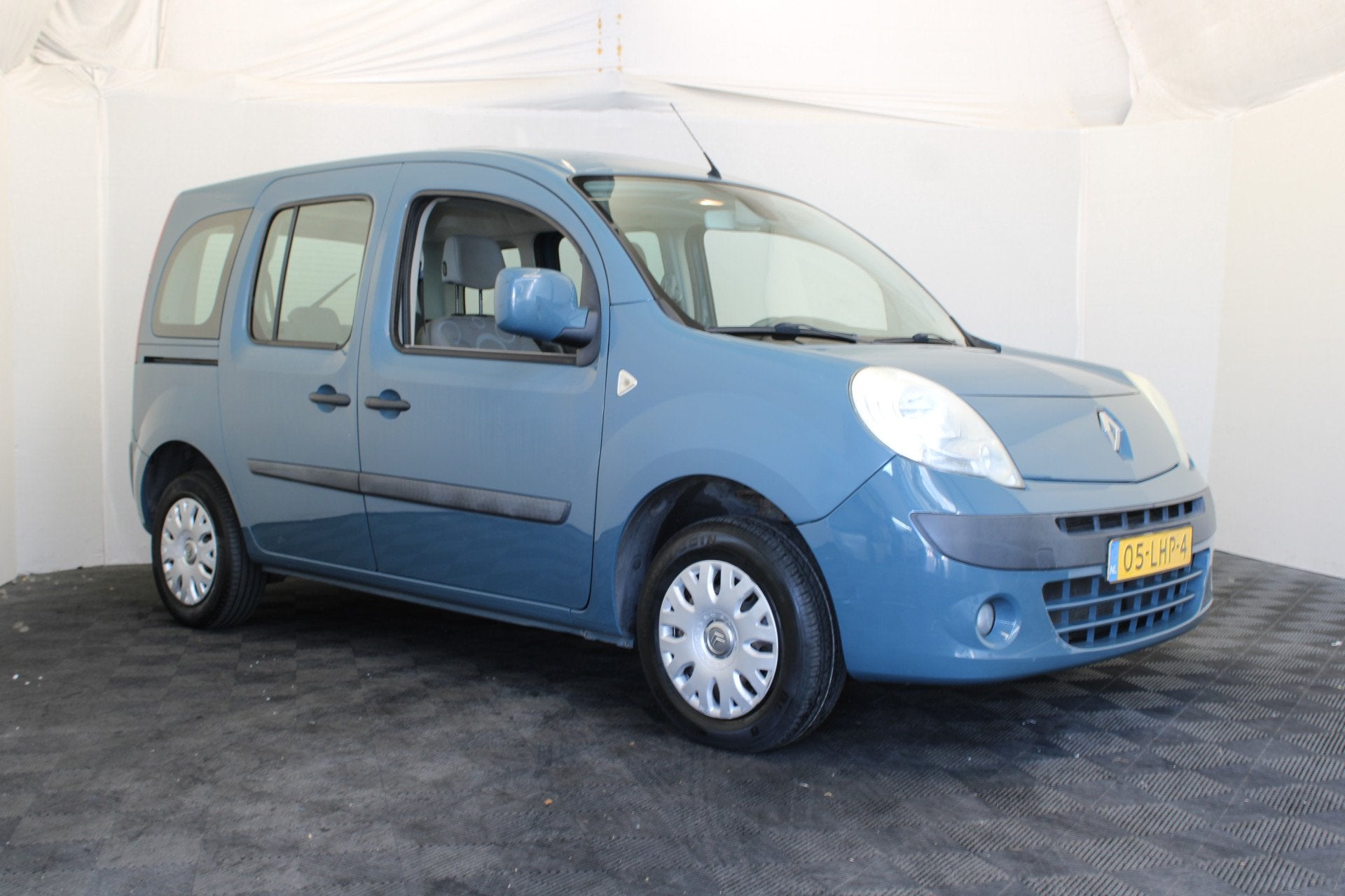 Renault Kangoo Family 1.6-16V Expression (bj 2010), Auto's, Gebruikt, Zwart, 4 cilinders, Origineel Nederlands