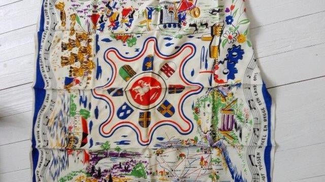 Vierkante sjaal met Twents volkslied, Kleding | Dames, Ophalen of Verzenden, Zo goed als nieuw, Maat 46/48 (XL) of groter, Sjaal