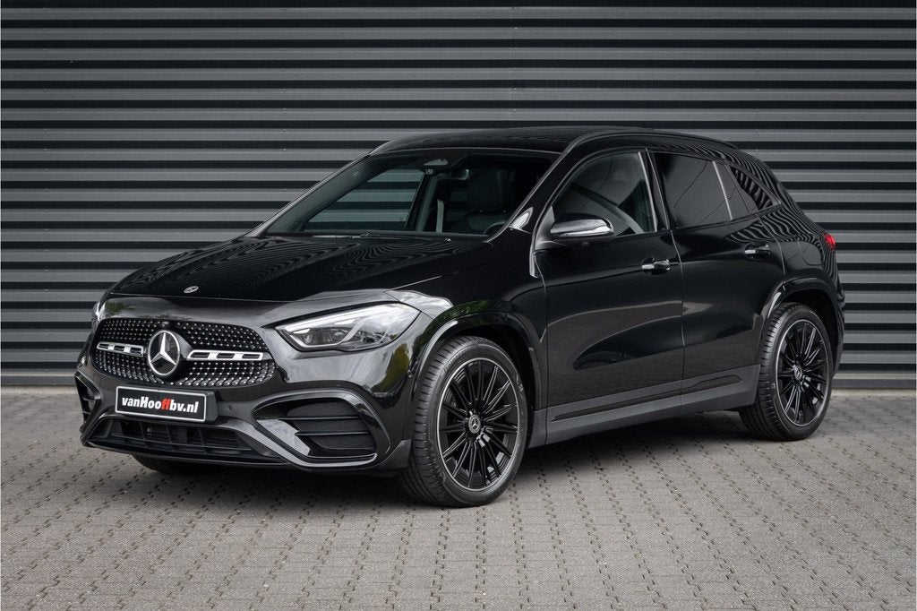 Mercedes-Benz GLA 200 d AMG Line 20 inch - Pano - Camera, Auto's, Mercedes-Benz, Zwart, 4 cilinders, Zwart, Origineel Nederlands