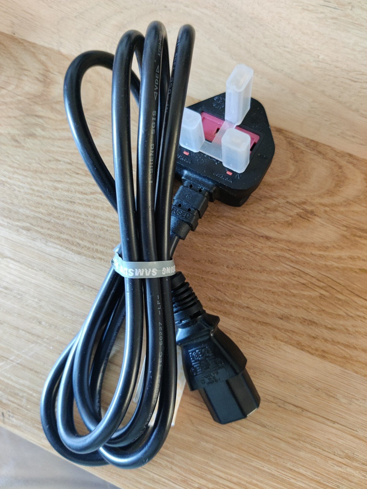 Stroomkabel met UK-stekker en C13-connector nieuw, Ophalen of Verzenden, Nieuw, Minder dan 2 meter, Overige kabels