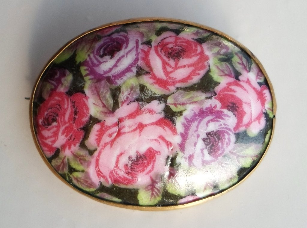 Porseleinen bloemen broche. Goudkleurig metalen frame., Ophalen of Verzenden, Zo goed als nieuw, Overige kleuren, Overige materialen