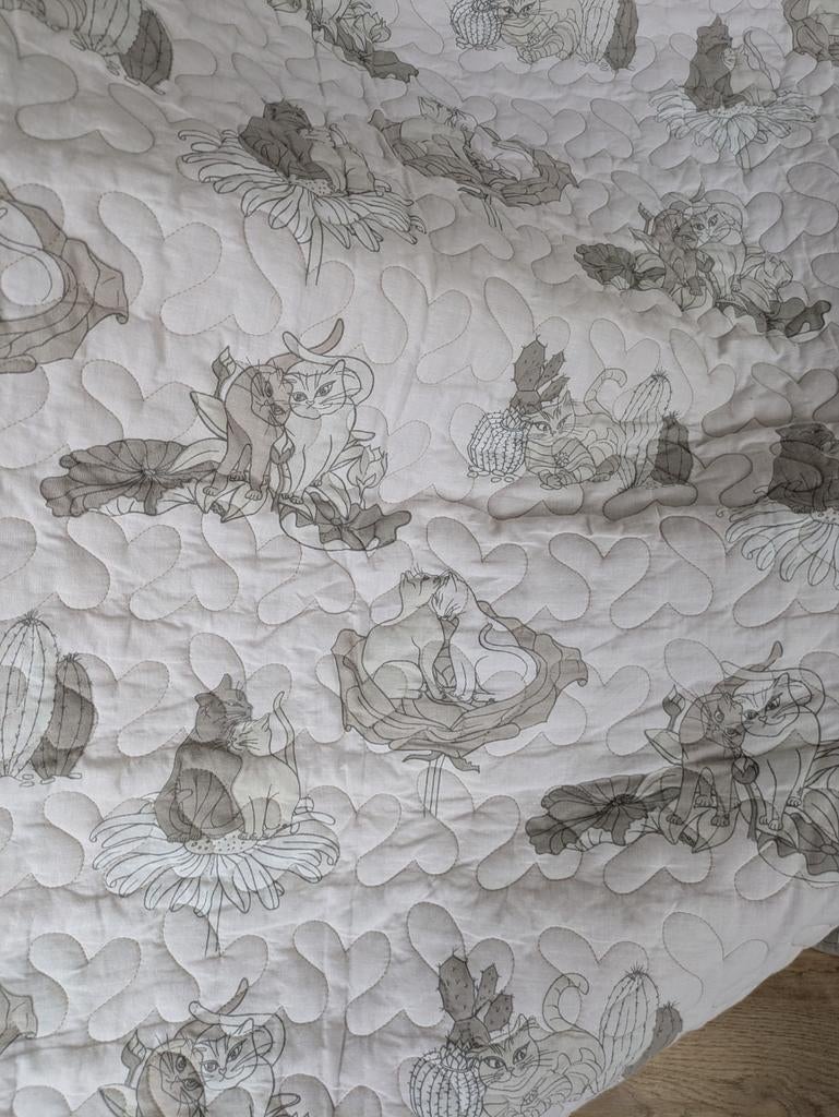 Quilted deken met kattenprint, Gebruikt, Overige maten, Beige, Ophalen of Verzenden