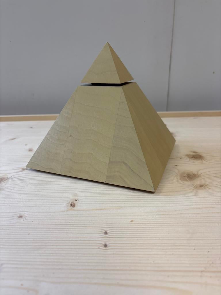 Houten piramide decoratie object, Ophalen of Verzenden, Zo goed als nieuw