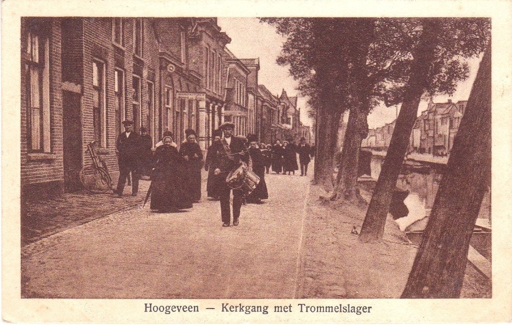HOOGEVEEN KERKGANG MET TROMMELSLAGER, Ophalen of Verzenden, Voor 1920, Noord-Brabant