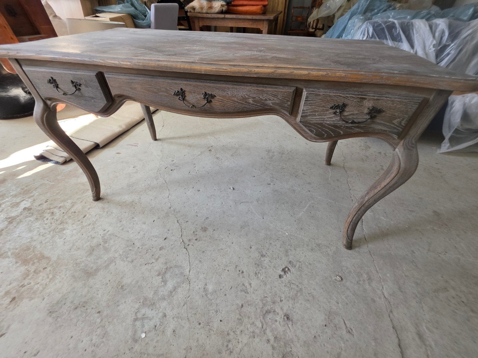 Landelijke houten tafel / bureau met 3 laden – brocante stij, Antiek en Kunst, Ophalen