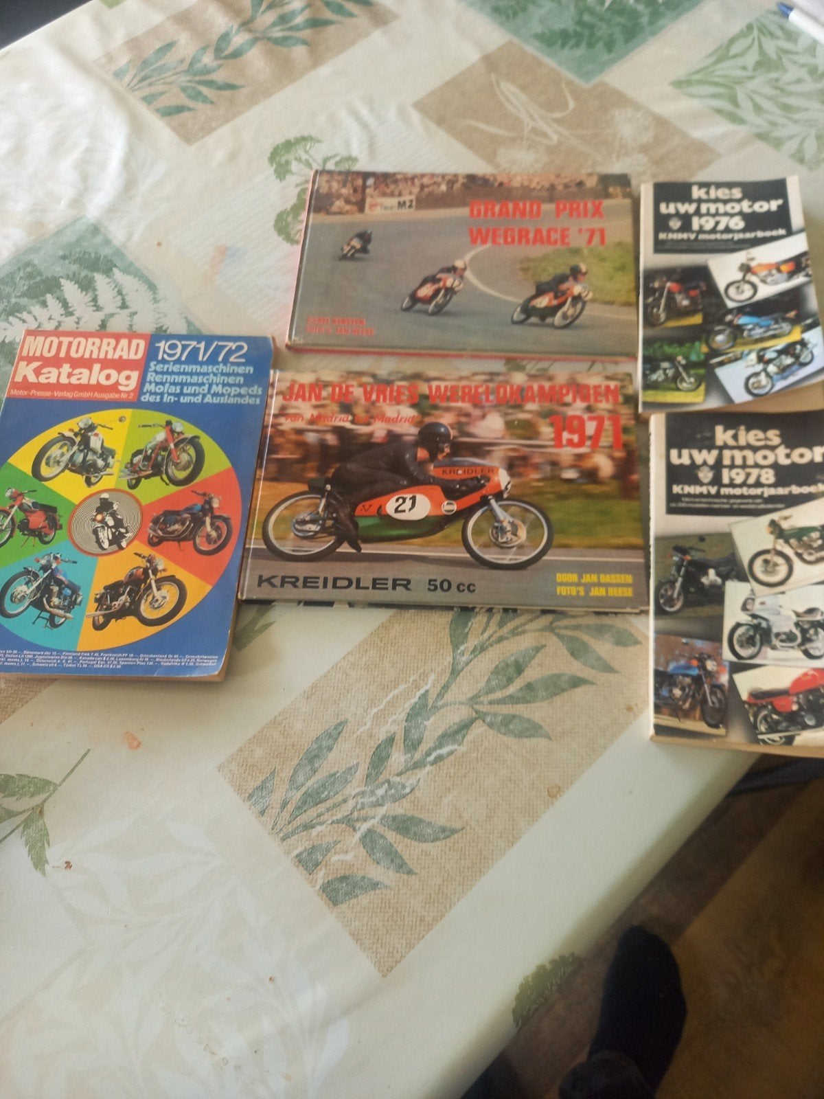 Motor catalogus en boeken, Ophalen of Verzenden, Gelezen
