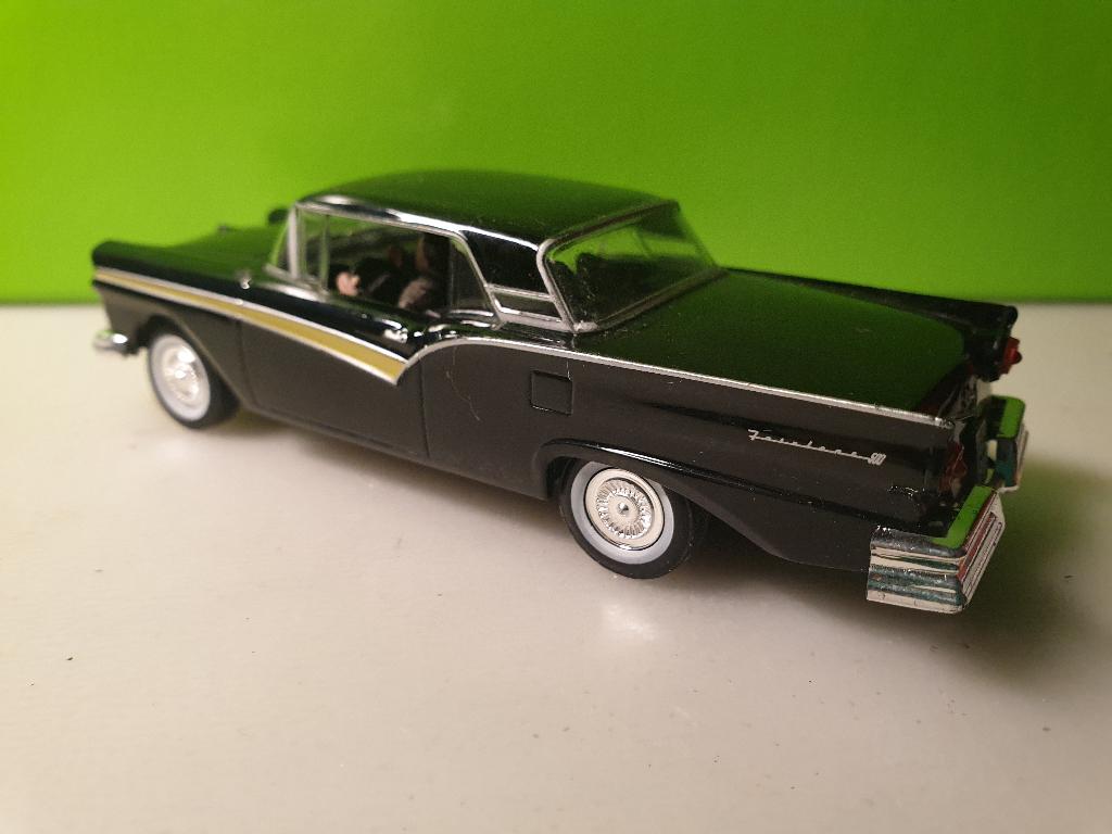 Universal Hobbies James Bond Ford Fairlane 500 Skyliner 1/43, Hobby en Vrije tijd, Modelauto's | 1:43, Ophalen of Verzenden, Zo goed als nieuw