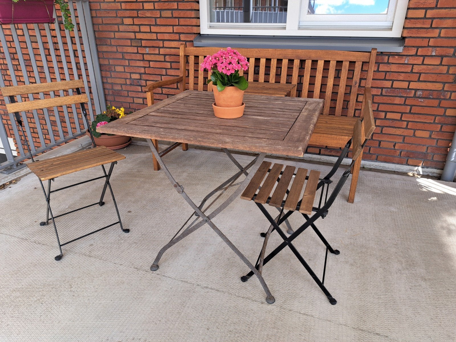 Balkonset: Houten tafel en 2 stoelen, Ophalen, Gebruikt, Vierkant, Hout