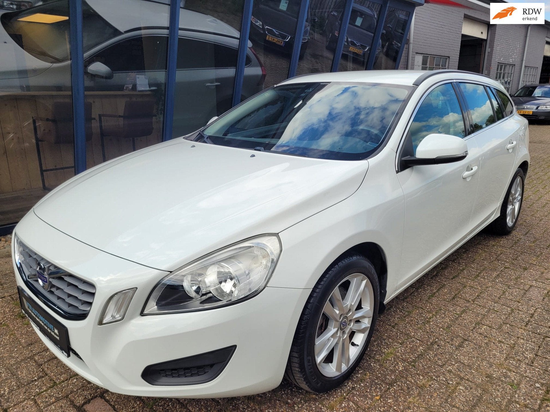 Volvo V60 1.6 T4 Momentum 180PK 1e Eigenaar & 36.962KM!, Auto's, Voorwielaandrijving, Gebruikt, Zwart, 4 cilinders