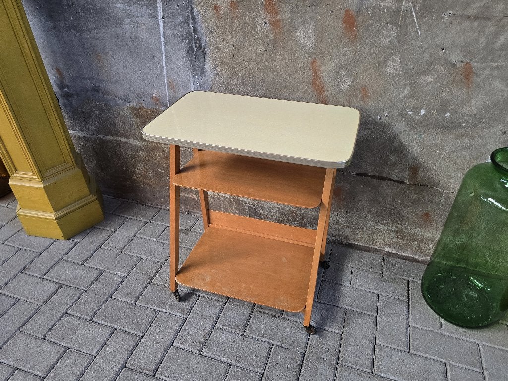Mid Century Bijzettafel Geel Formica | Vintage Tafeltje, Huis en Inrichting, Tafels | Bijzettafels, Gebruikt, Overige vormen, 60 cm of meer