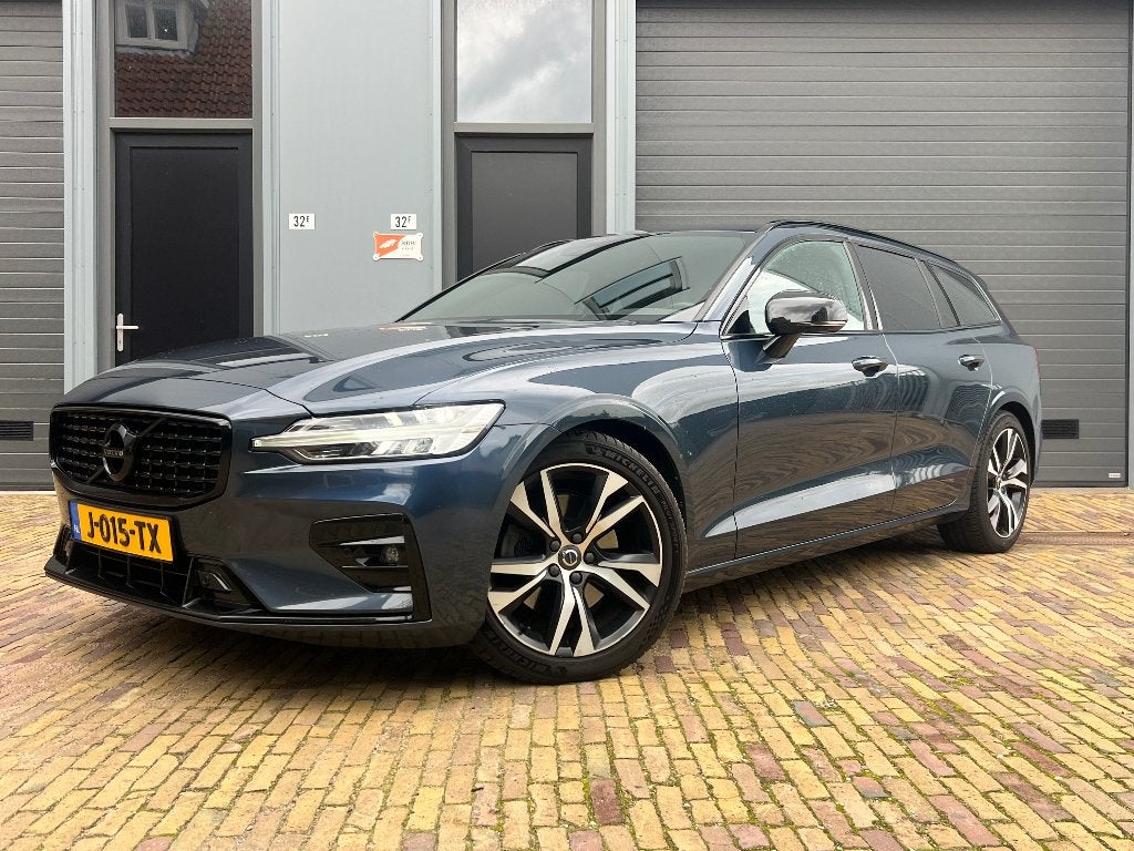Volvo V60 B4 197pk R-Design Adaptive Cruise | Harman Kardon, Dealer onderhouden, 15 km/l, 1800 kg, Zwart