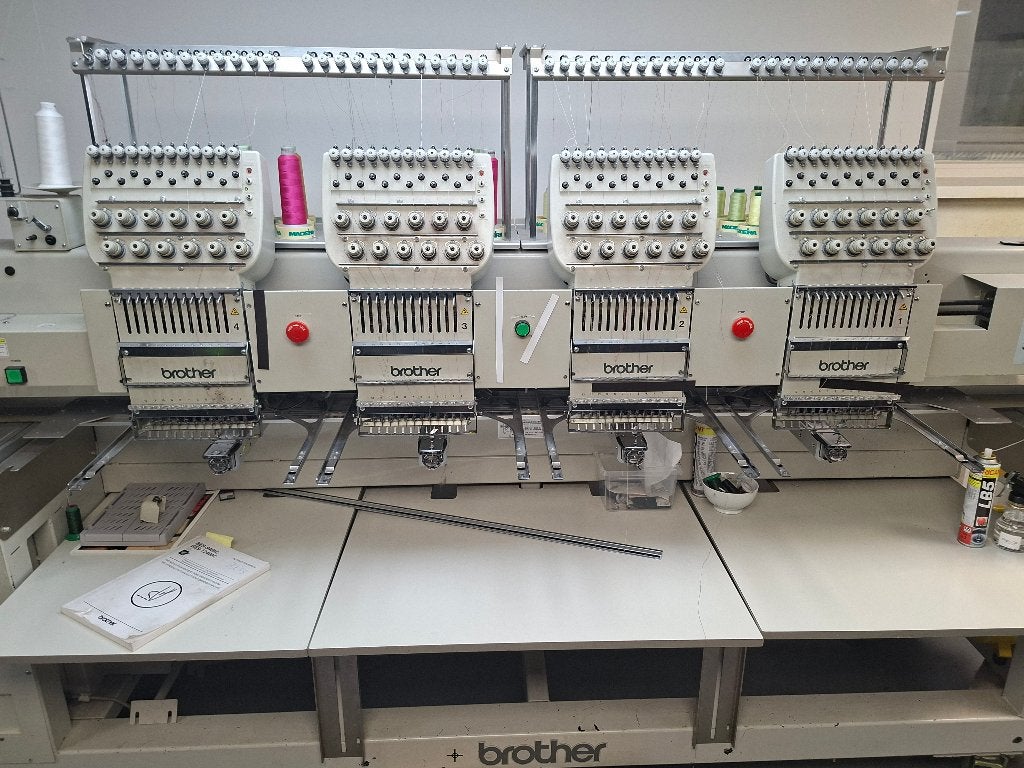 Brother Industriële 4-kops Borduurmachine, Hobby en Vrije tijd, Ophalen, Gebruikt, Machineborduren, Borduurmachine