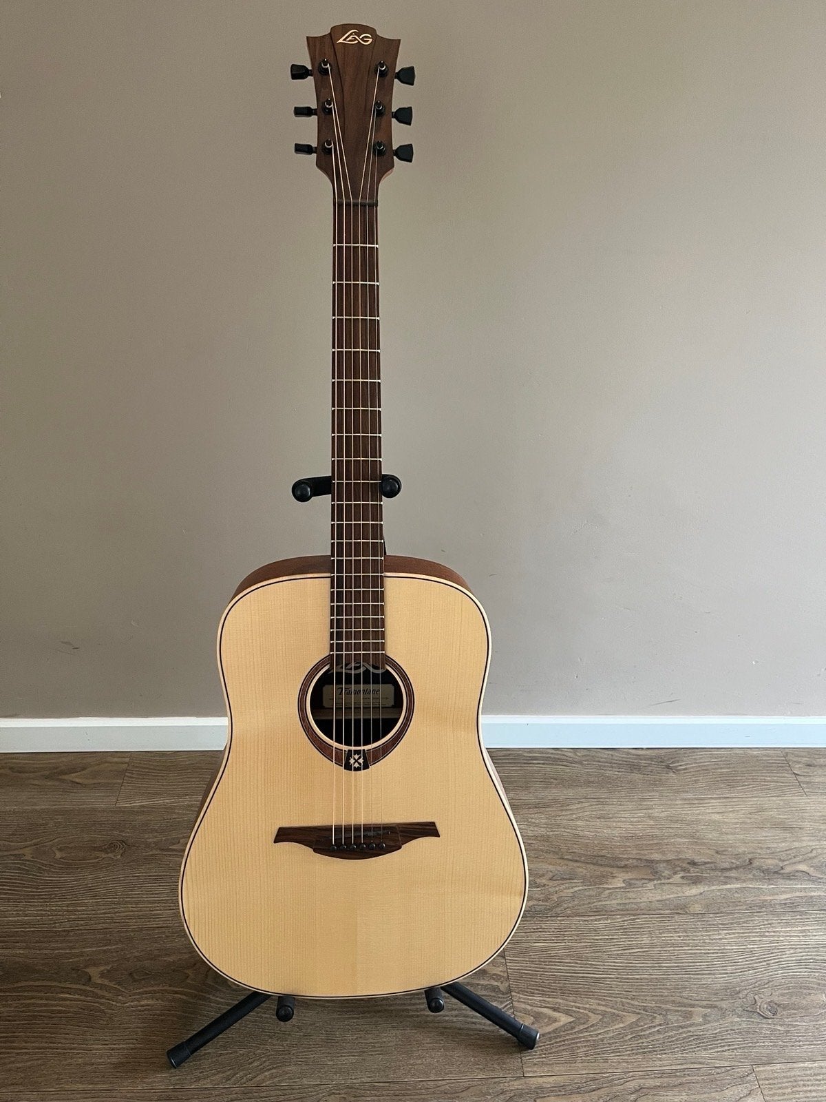 LAG Tramontane Akoestische Gitaar + Standaard en riem, Ophalen, Zo goed als nieuw, Western- of Steelstringgitaar