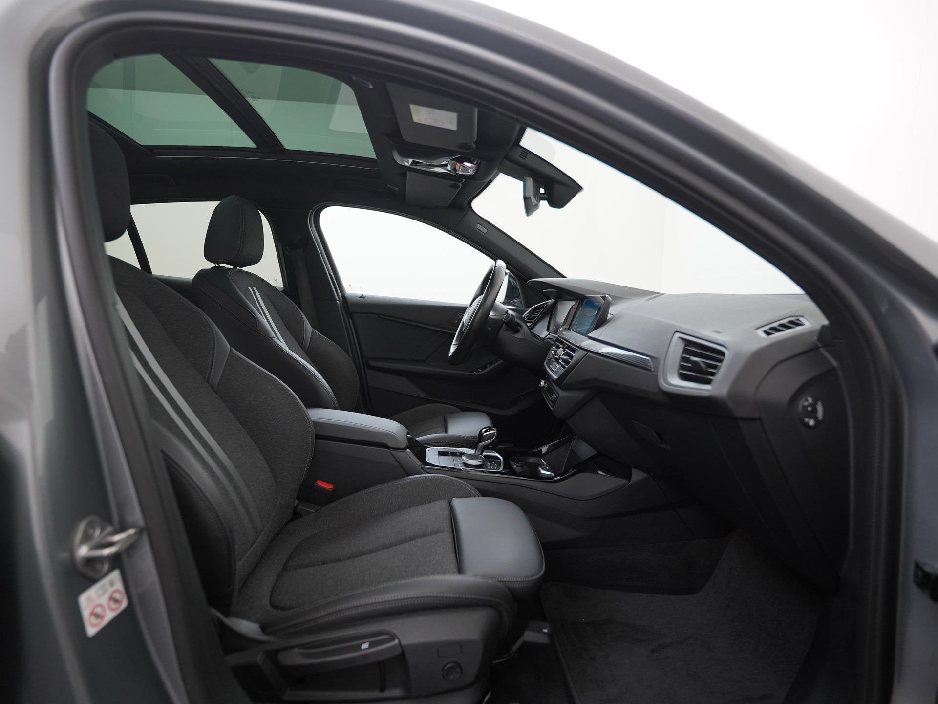 BMW 1 Serie 118i M Sport Automaat | Shadow Line | Panoramada, Auto's, BMW, 12 maanden, Gebruikt, Bedrijf, 3 cilinders
