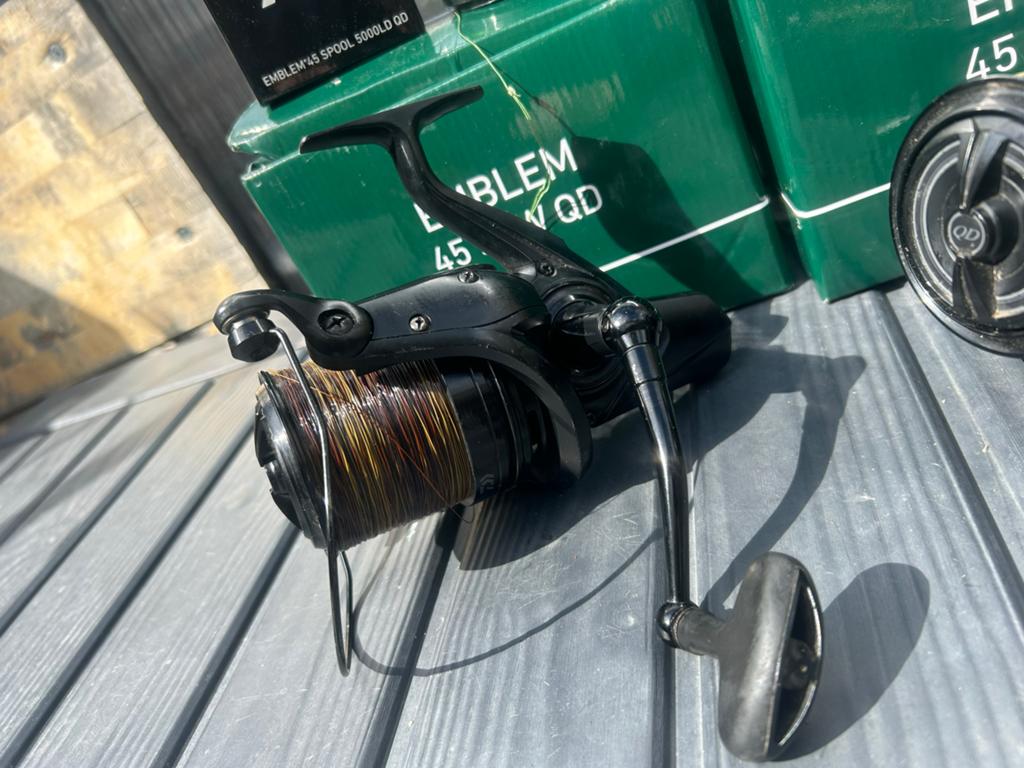 2x Daiwa Emblem 45SCW QD Molens - Zo goed als nieuw, Ophalen of Verzenden, Zo goed als nieuw, Molen