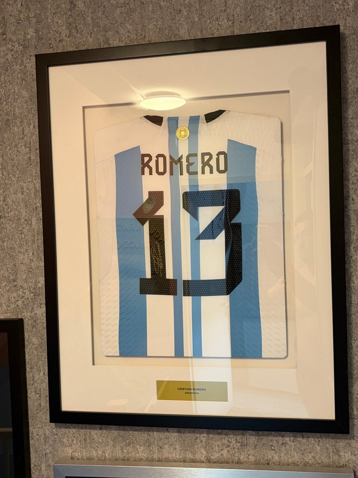 Gesigneerd shirt Cristian Romero (Argentinië) ingelijst, Ophalen of Verzenden, Nieuw, Buitenlandse clubs, Shirt