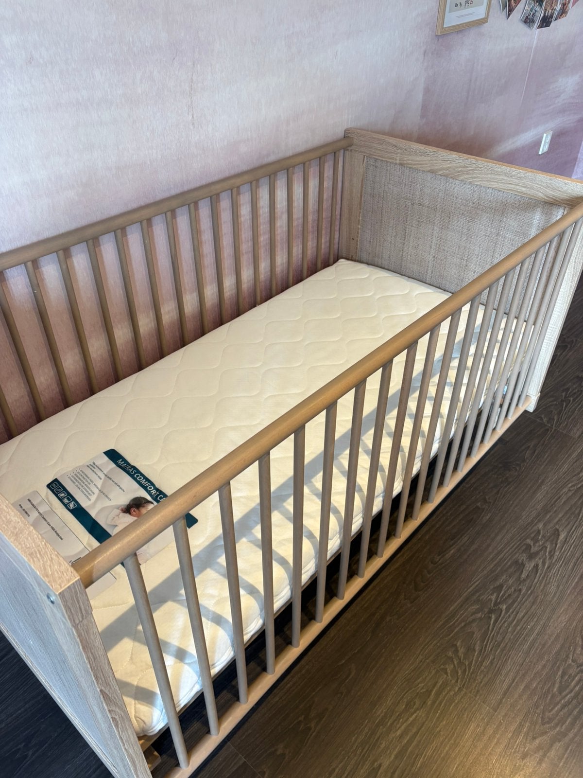 Babykamer met ledikant en commode, Ophalen, Zo goed als nieuw, Minder dan 140 cm, Matras