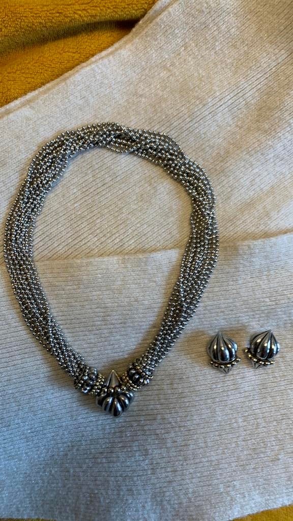 Aparte zilverkleurige shoker ketting met clips, Ophalen of Verzenden, Zo goed als nieuw, Zilver, Overige materialen