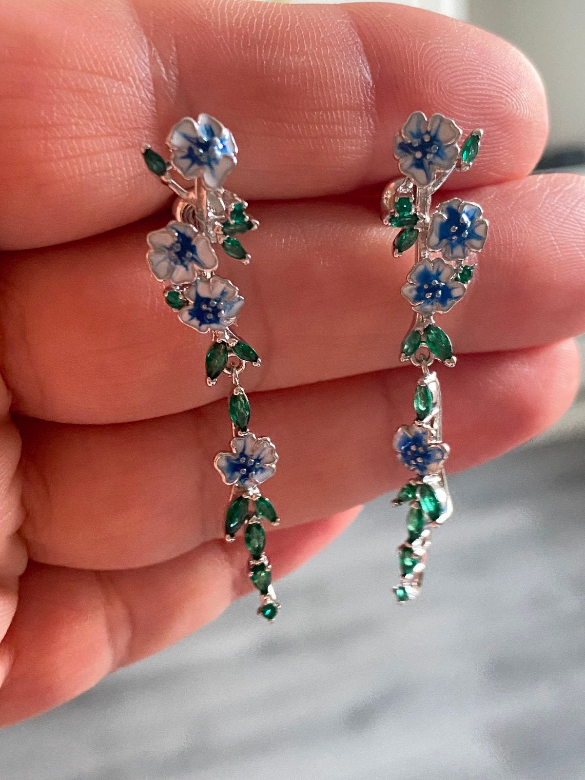 Elegante bloem oorbellen met zilver en groene accenten, Sieraden, Tassen en Uiterlijk, Oorbellen, Hangers, Blauw, Met edelsteen