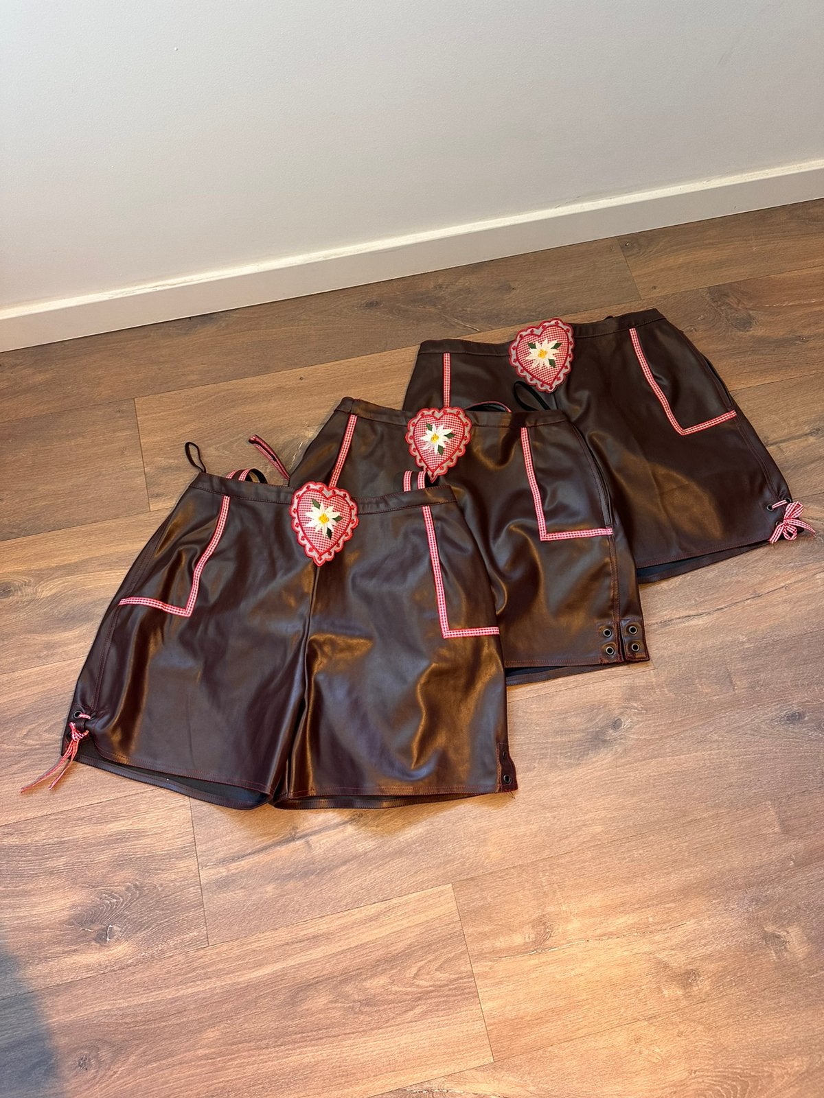 3 dames lederhoses (Maat M), Kleding | Dames, Carnavalskleding en Feestkleding, Maat 38/40 (M), Carnaval, Ophalen of Verzenden