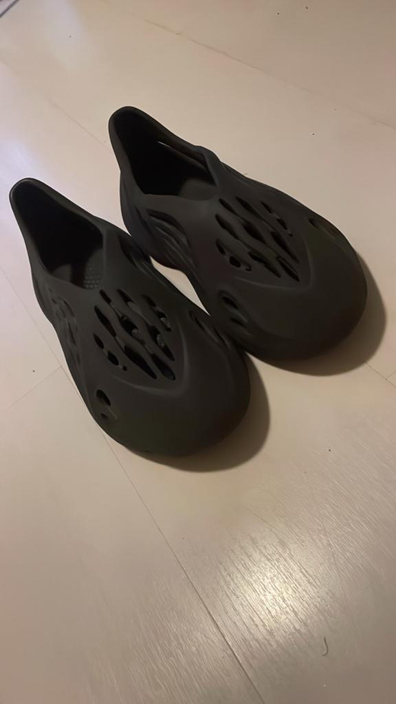 Yeezy Foam Runner Onyx - Maat 44, Ophalen of Verzenden, Zo goed als nieuw, Zwart, Slippers