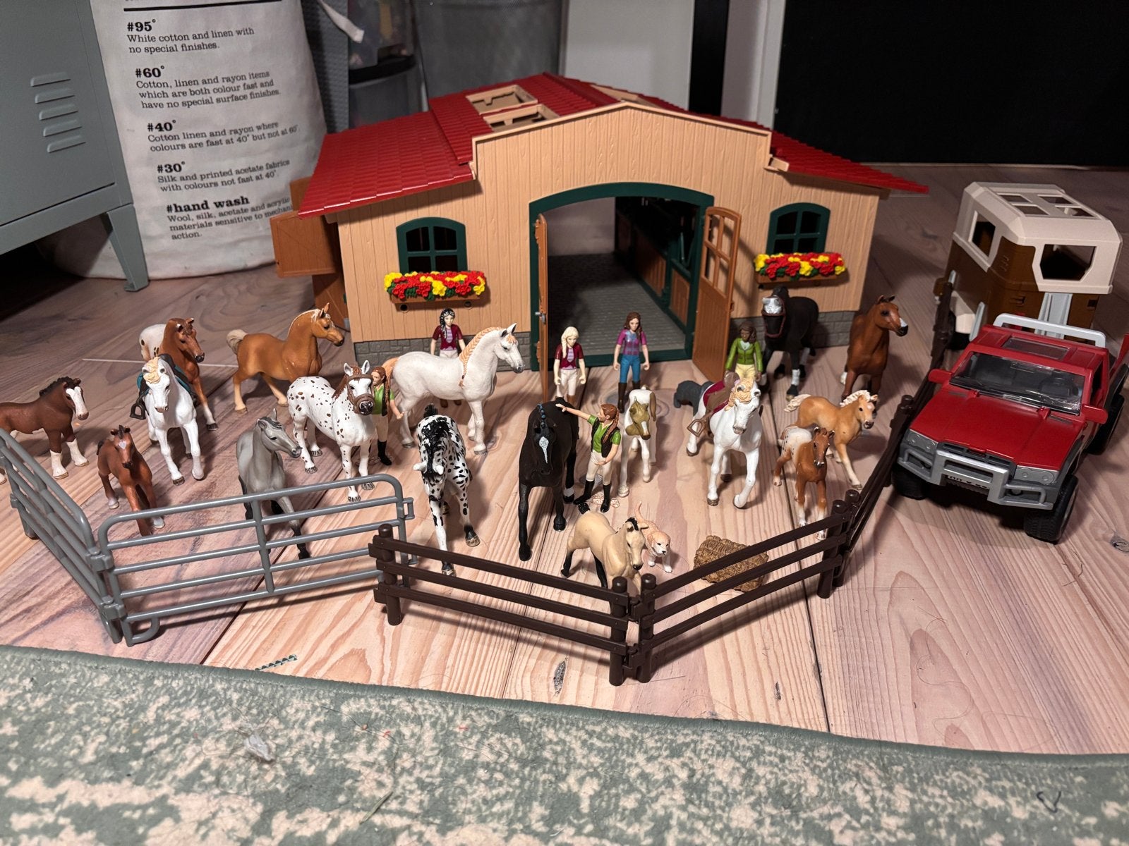 Schleich FARM 42195 met 18 paarden, 6 mensen en meer!, Ophalen, Zo goed als nieuw