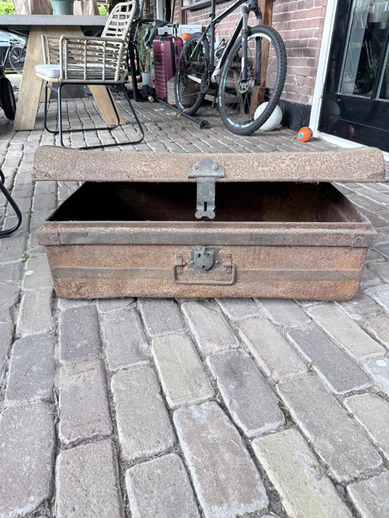 Antieke Stalen Reiskoffer / Kist - Industriële Decoratie, Ophalen of Verzenden