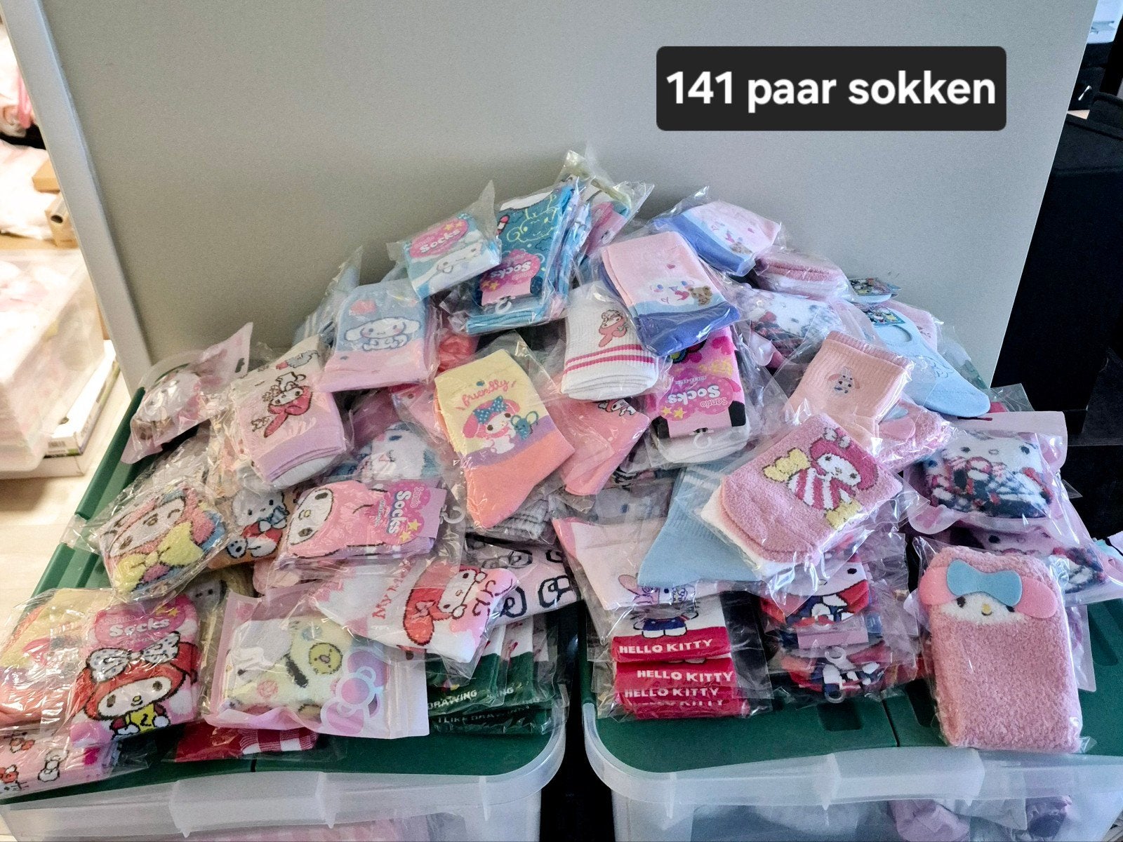 141x diverse sokken Sanrio, Melody, Cinnamoroll, Kitty etc., Ophalen of Verzenden, Nieuw, Sokken en Kniesokken