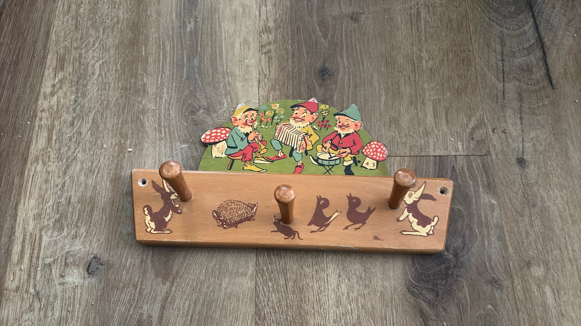 Nostalgische vintage kinderkapstok 3 kabouters, Wandkapstok, Gebruikt, Ophalen of Verzenden, Minder dan 100 cm