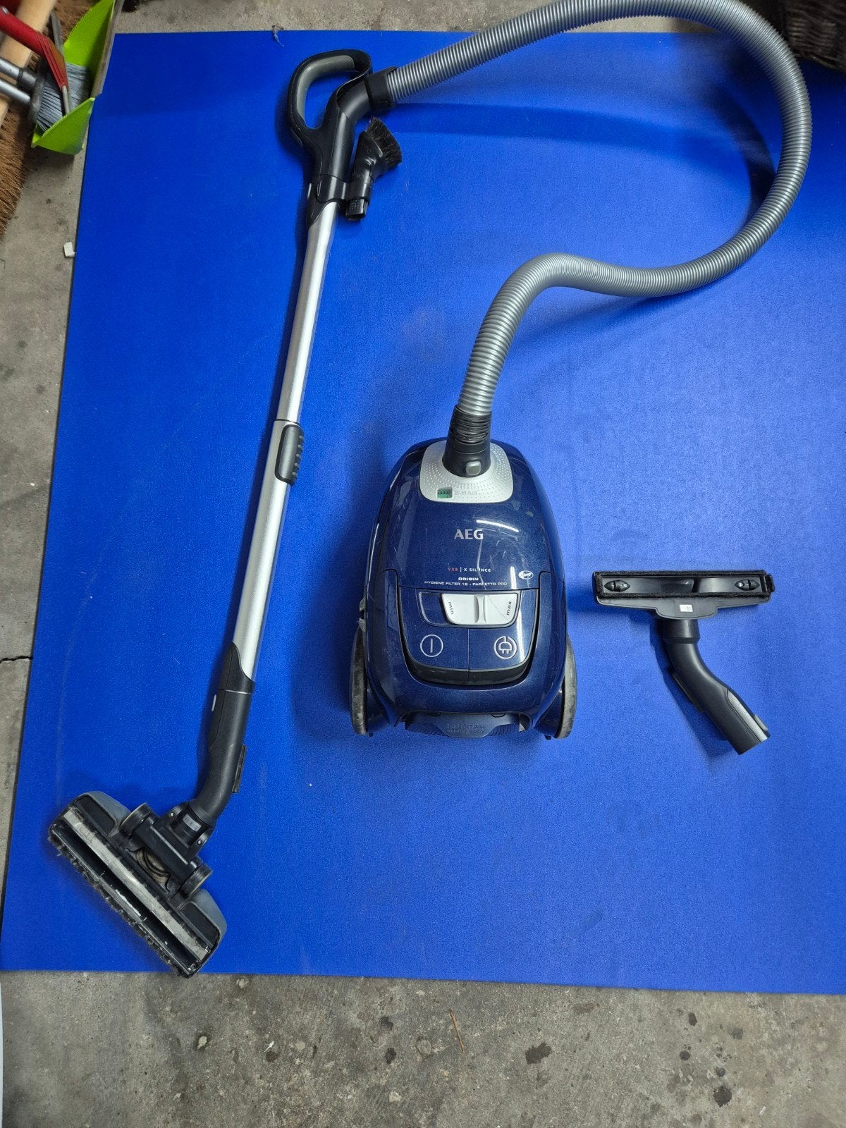 AEG VX8 X Silence stofzuiger met toebehoren en stofzakken, Stofzak, Gebruikt, Stille werking, Ophalen of Verzenden