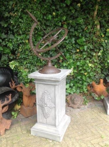 Gietijzeren zonnewijzer en betonnen sokkel., Tuin en Terras, Ophalen, Nieuw