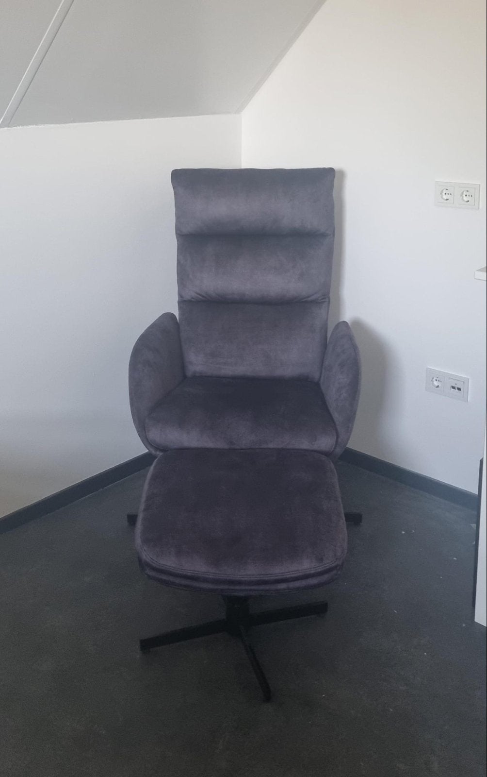 Comfortabele Goossens fauteuil met voetenbank -Grijs fluweel, Huis en Inrichting, Fauteuils, Ophalen, 75 tot 100 cm, Zo goed als nieuw