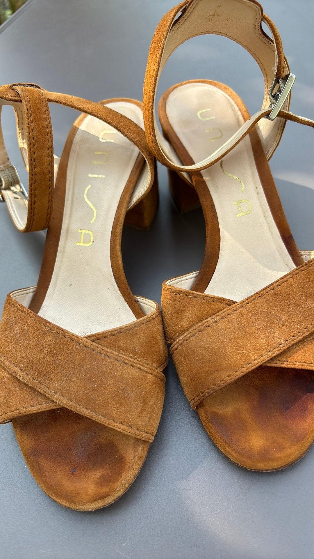 Unisa sandaal op blokhakje cognac suedeleer 37, Kleding | Dames, Schoenen, Ophalen of Verzenden, Zo goed als nieuw, Bruin, Sandalen of Muiltjes
