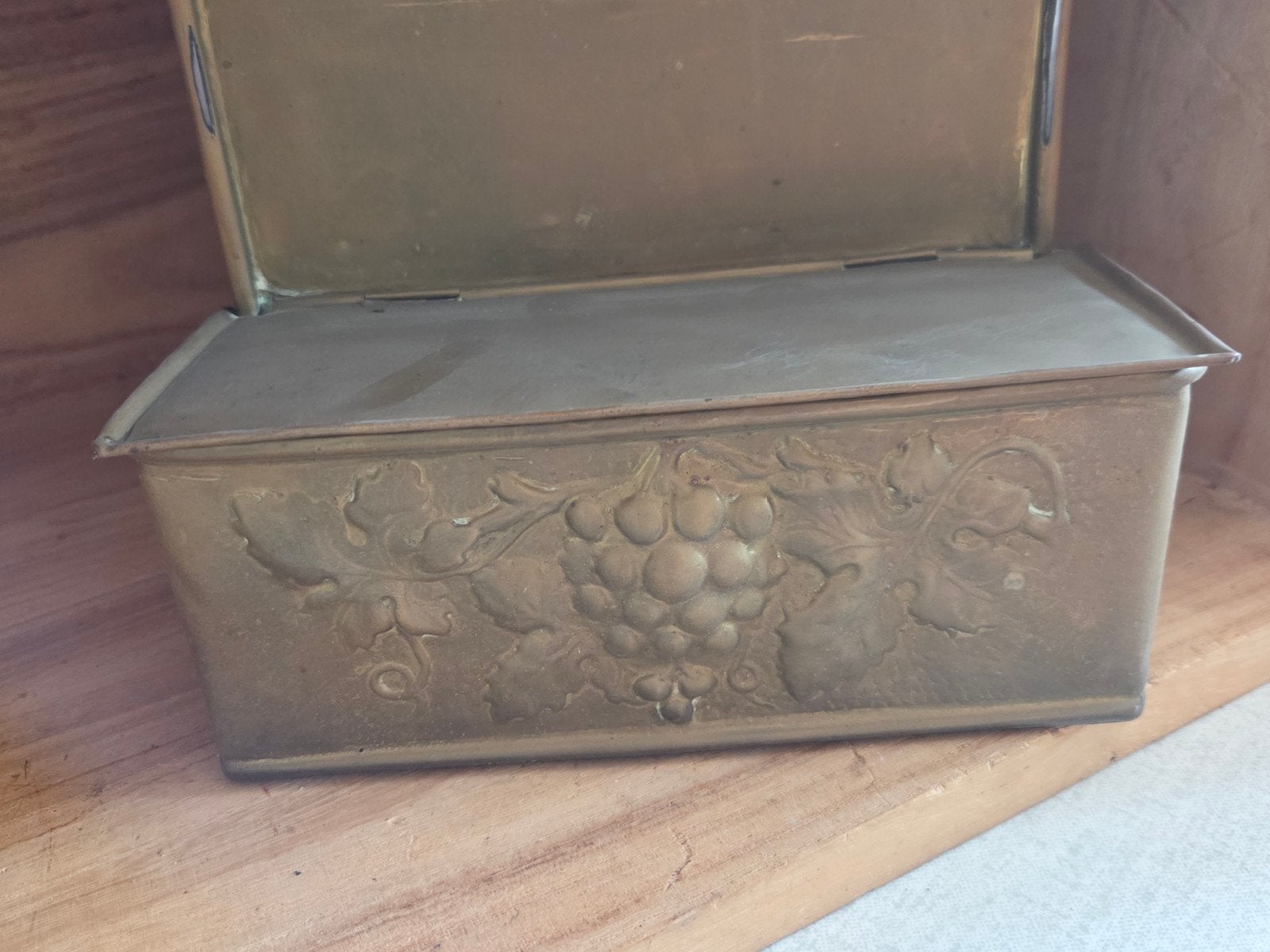 Antieke koperen doos met druivenreliëf, Ophalen of Verzenden, Koper