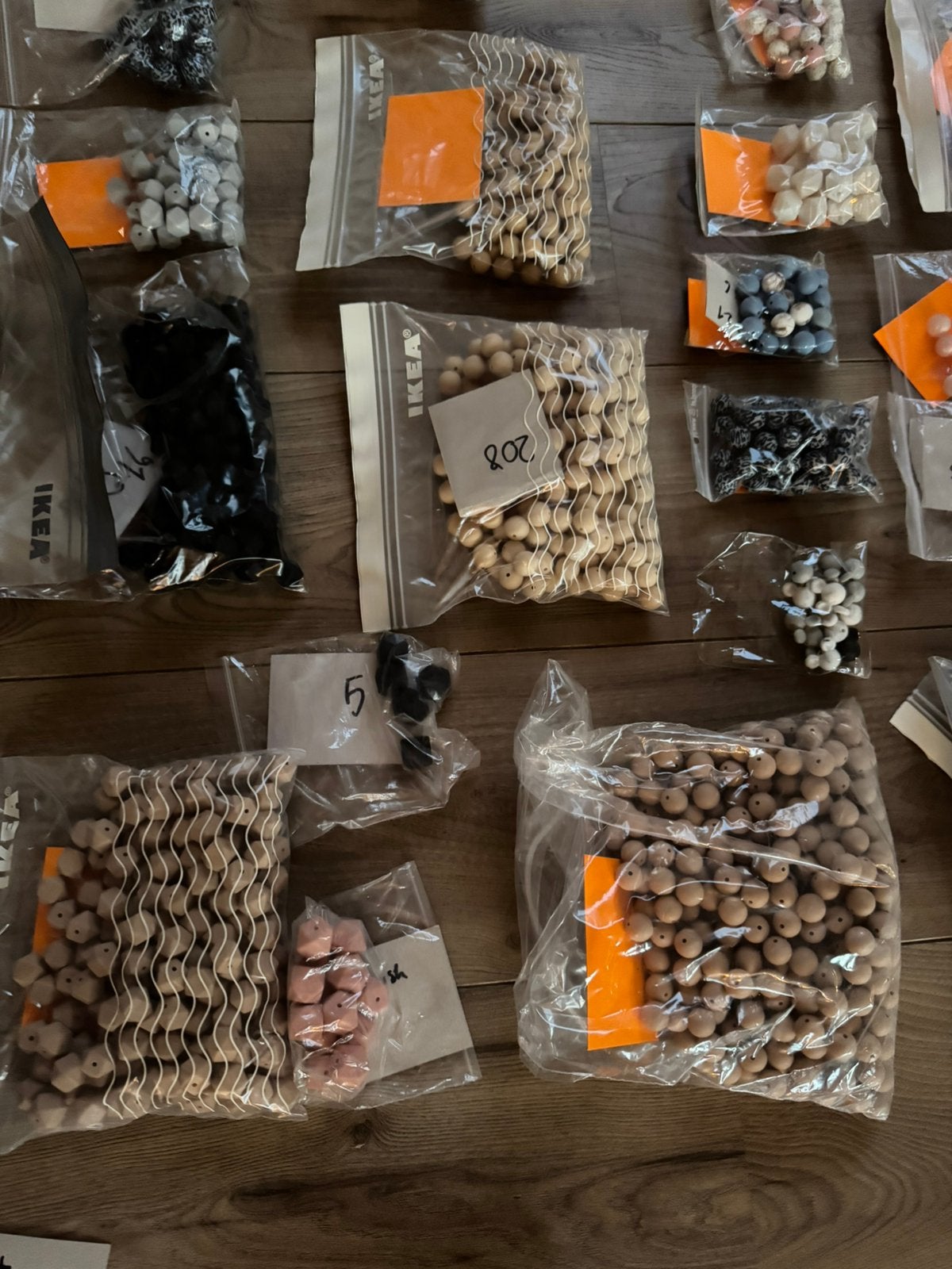 Foto 19 van Mega collectie van 6200+ siliconen kralen te koop