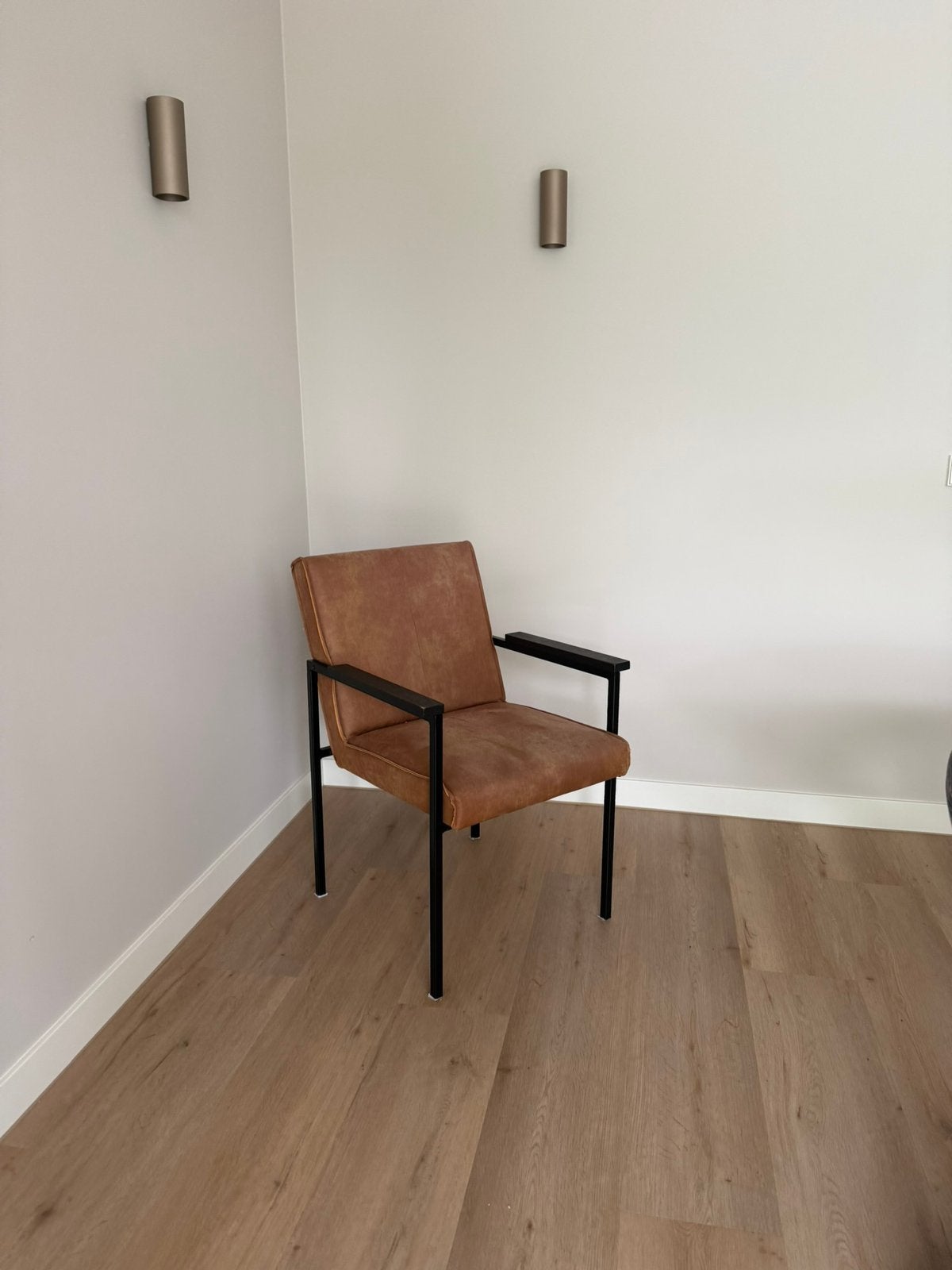 Stoel van suède leer, Huis en Inrichting, Stoelen, Ophalen, Bruin, Leer, Zo goed als nieuw