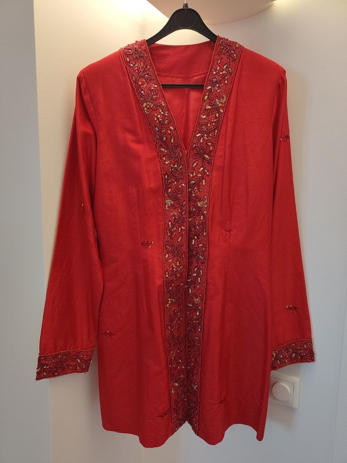 Rode gala outfit, echte zijde, met kralen en pailletten, Tailor made, Maat 42/44 (L), Ophalen of Verzenden, Zo goed als nieuw