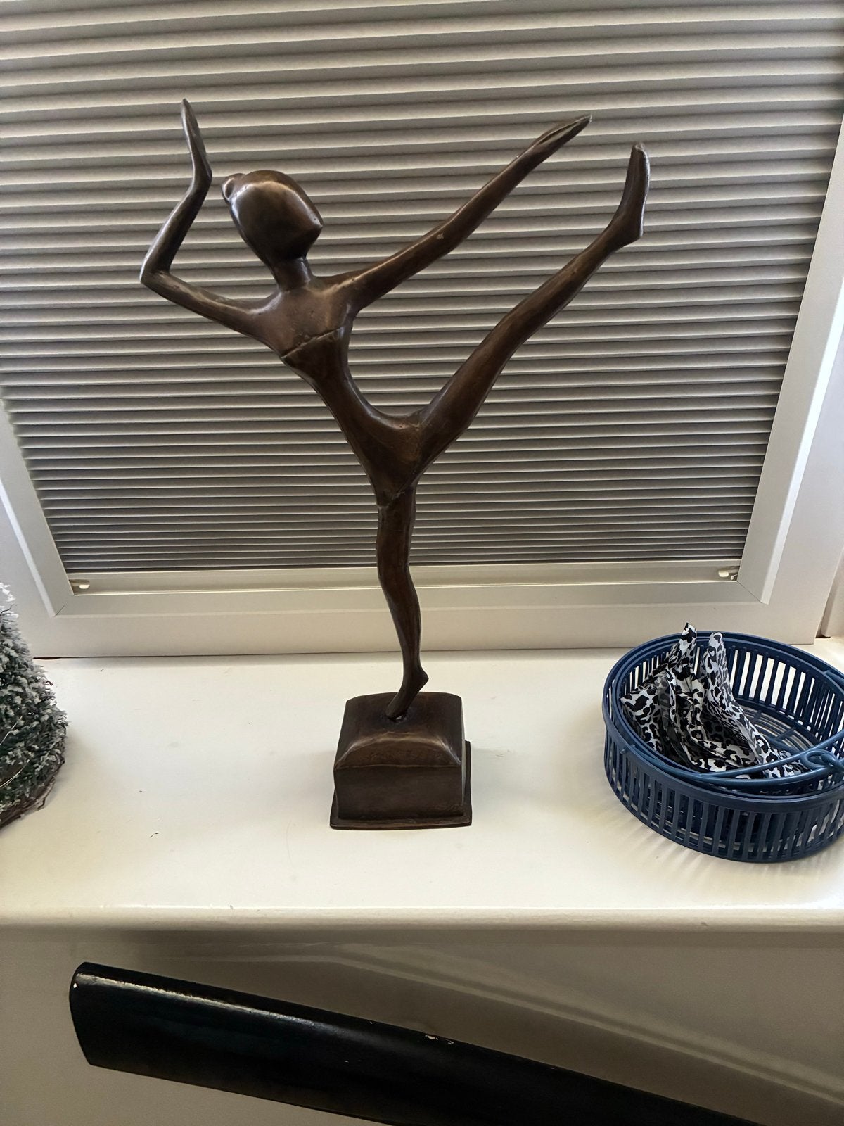 Bronzen beeld van een elegante ballerina, Ophalen of Verzenden, 20 - 50 cm, Beeld, Bruin