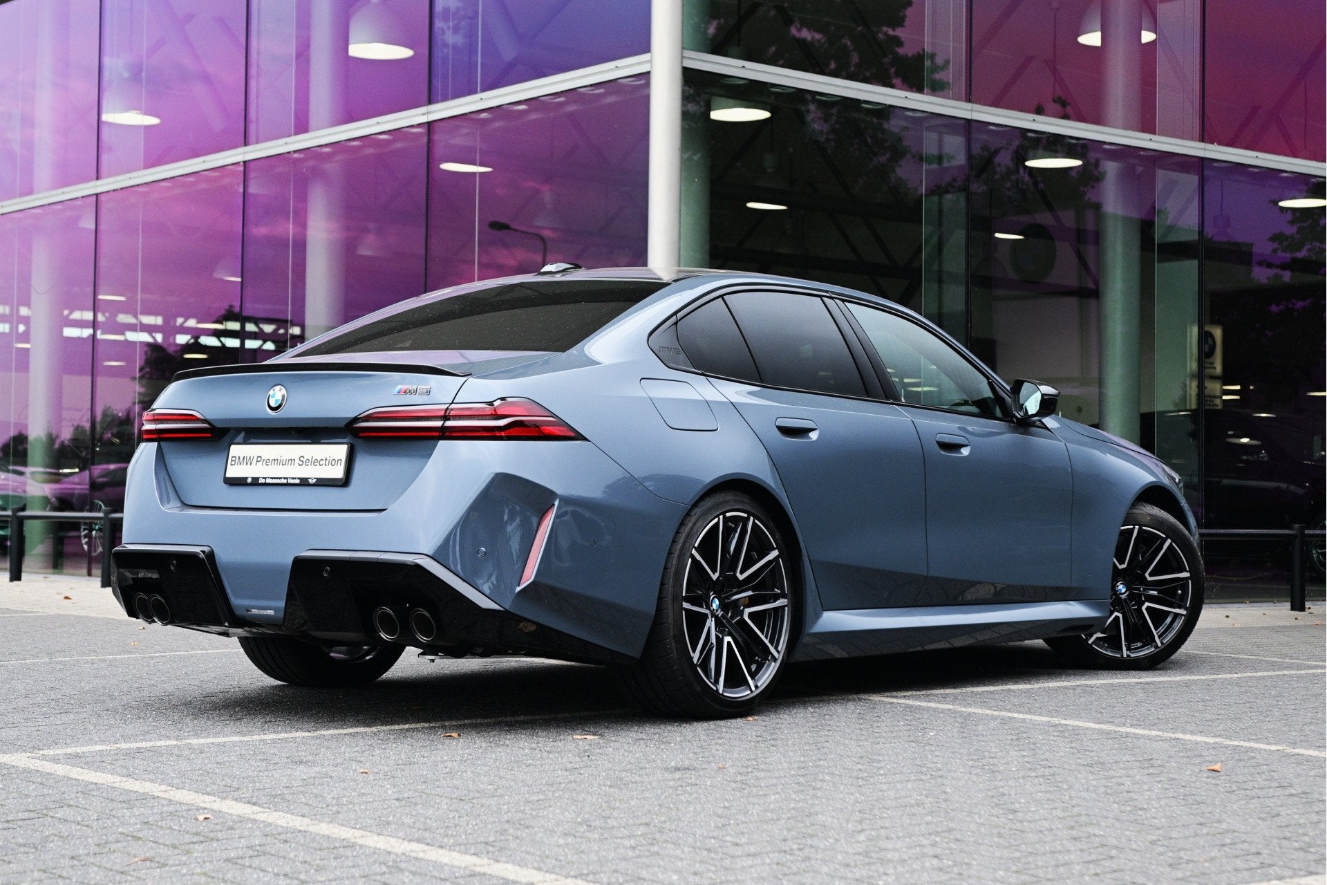 BMW M5 Automaat / M Drive Professional / Trekhaak / Bowers &, 4395 cc, 23 km/l, Vierwielaandrijving, Hybride Elektrisch/Benzine