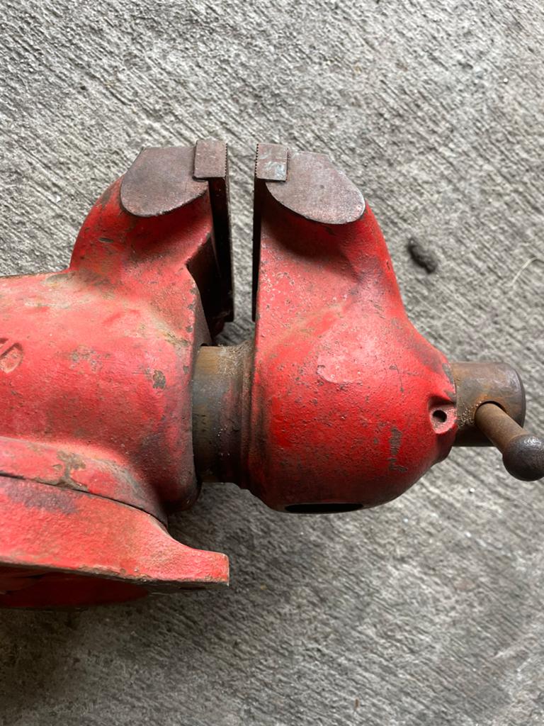 Robuuste York bankschroef met draaibaar onderstel, Doe-het-zelf en Verbouw, Gereedschap | Handgereedschap, Ophalen, Gebruikt