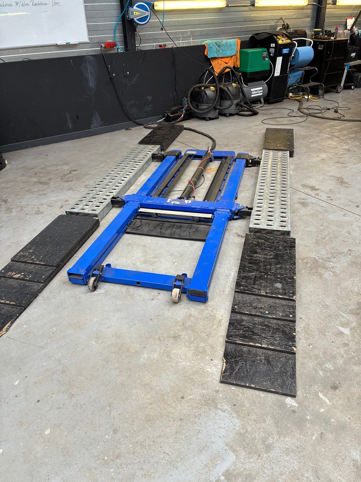 Poetsbrug WDW 5500 schaarlift 2500kg detailing brug, Ophalen, Gebruikt