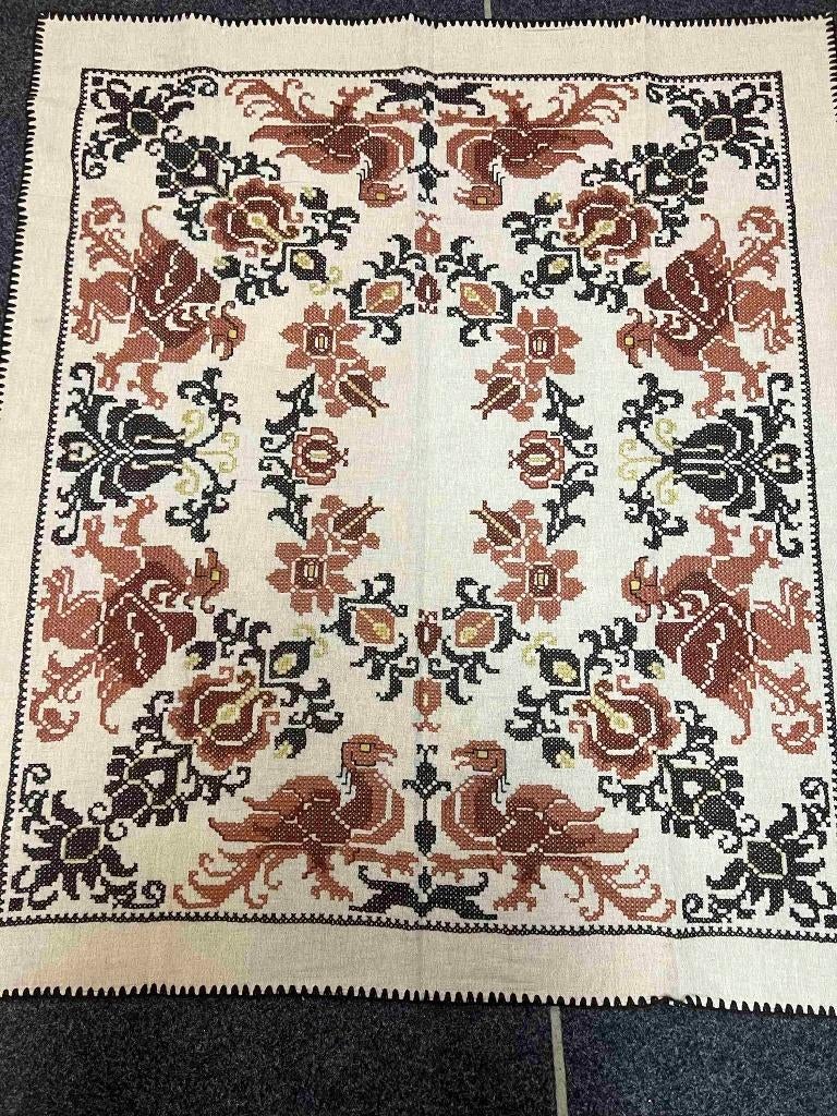 Geborduurd tafelkleed met bloemen, draken en vogels 158/135, Gebruikt, Etten-Leur, DJT@dejuistetoon.eu, Ophalen of Verzenden