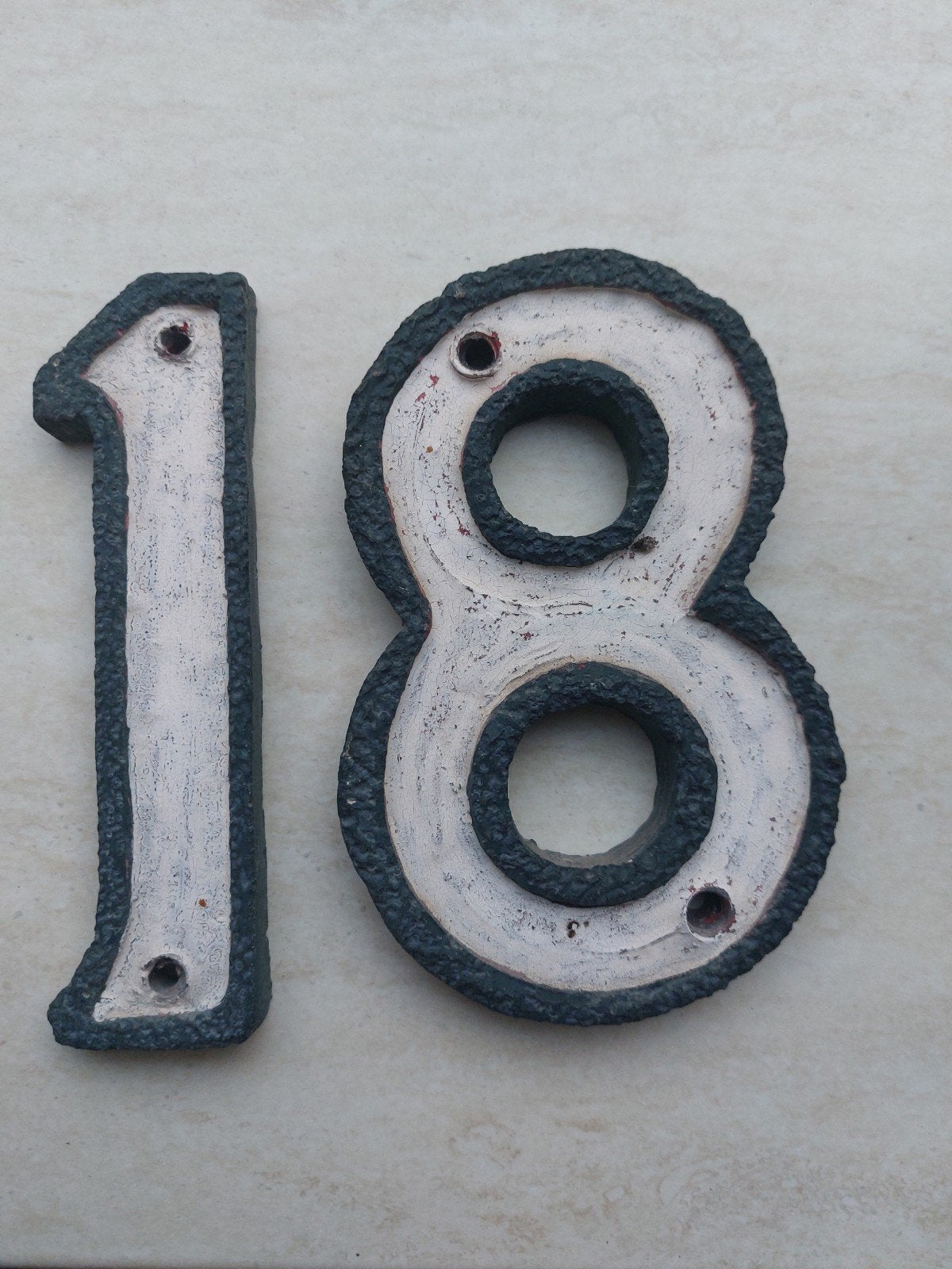 huisnummer 18,grijs/ groenig met wit,materiaal onbekend., Ophalen