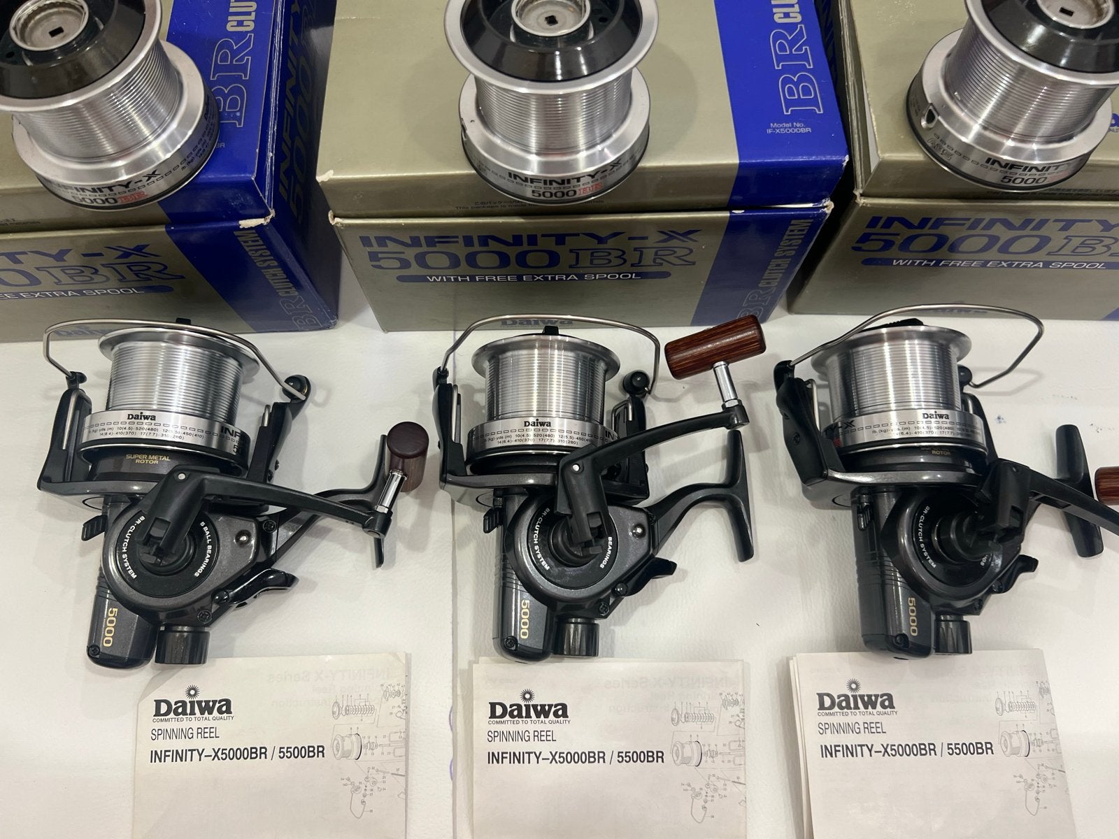 Set van 3 Daiwa Infinity-X 5000BR Vismolens met Extra Spoel, Ophalen of Verzenden, Gebruikt