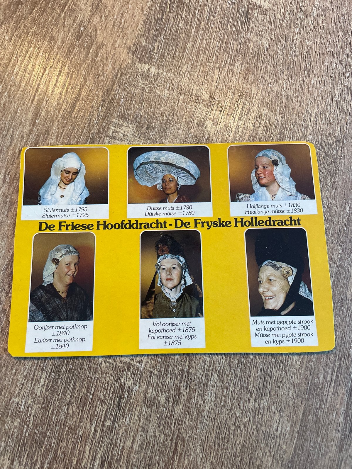 Vintage Ansichtkaart Friese Hoofddracht - De Fryske Holledra, Ophalen of Verzenden, 1960 tot 1980, Gelopen, Friesland