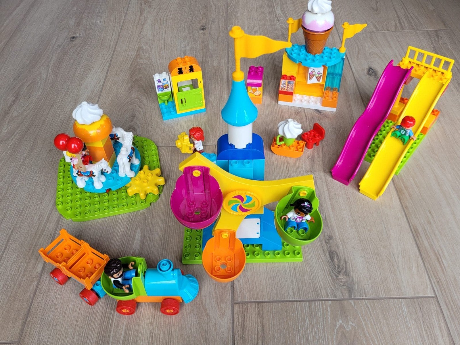 Lego Duplo 10840 Kermis Speelset met Trein en Glijbanen, Kinderen en Baby's, Speelgoed | Duplo en Lego, Overige thema's, Compleet